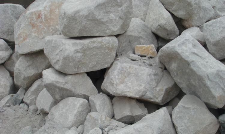 谁知道为什么炼铁过程中加入石灰石其作用是什么