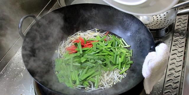 韭菜豆芽炒粉丝怎样做，简单的家常小炒，比大鱼大肉都下饭