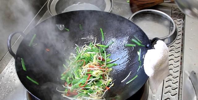 韭菜豆芽炒粉丝怎样做，简单的家常小炒，比大鱼大肉都下饭