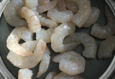做水晶虾仁时，别只会腌制，牢记2个小妙招，虾肉脆滑好吃还透亮