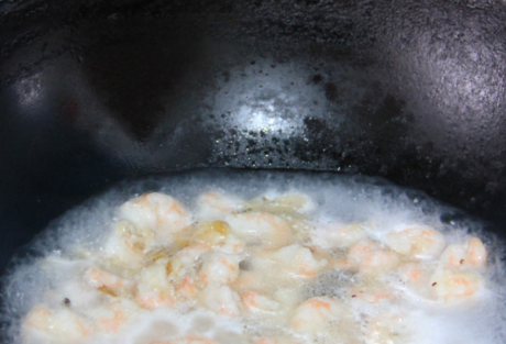 做水晶虾仁时，别只会腌制，牢记2个小妙招，虾肉脆滑好吃还透亮