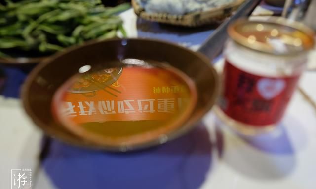 重庆人吃火锅要打两个蘸碟，一油一干，干碟里面全是辣椒面