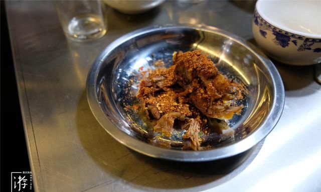 重庆人吃火锅要打两个蘸碟，一油一干，干碟里面全是辣椒面
