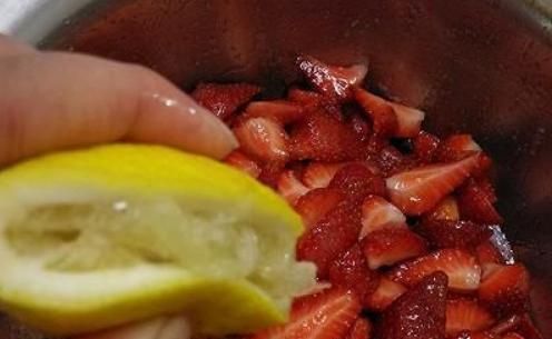 草莓酱放柠檬起什么作用，草莓果酱柠檬什么时候放？图1