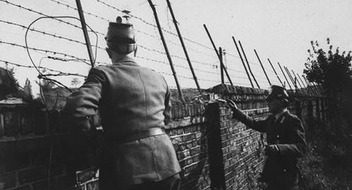 历史上的柏林墙两周建成，阻断东西德国二十八年交流