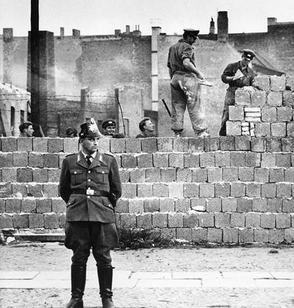 历史上的柏林墙两周建成，阻断东西德国二十八年交流