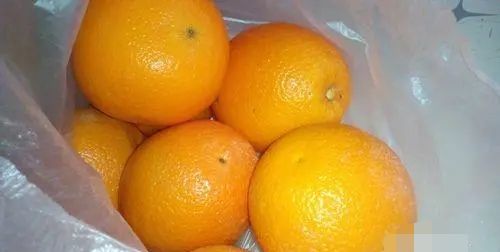 脐橙冷藏可以保存多久，请问：水果中的苹果和橙子可以放在冰箱里保鲜吗？图2