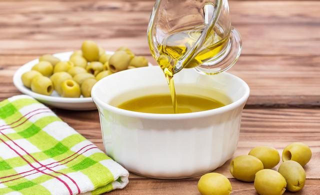 壹邦小知识：橄榄油直接拌菜吃可以吗 橄榄油生吃可以吗