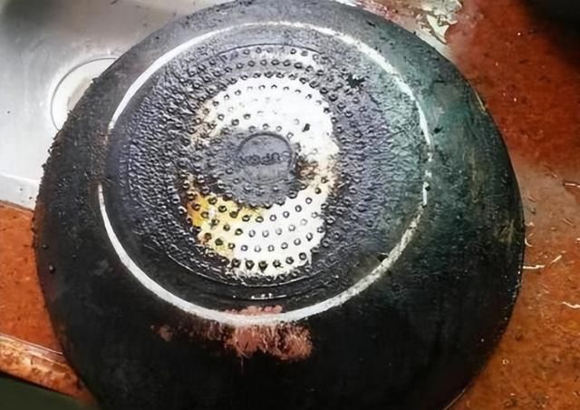不锈钢锅外表烧得发黑，千万别再用钢丝球刷了，学会这一招，轻松省力去除黑垢还护锅