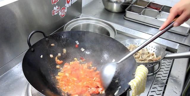 厨师长分享“酸汤肥牛”做法，吃完酸辣开胃，味道之美连汤都不剩