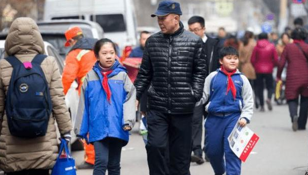 上海现全新致富途径，接送孩子“钟点工”火了，还能多人拼单使用