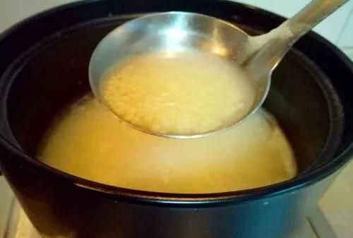 小米粥一碗米几碗水，煮小米粥、缺乏生活经验。如果就煮一碗小米粥，一个普通的金属汤勺要舀满几勺?用这种锅煮要煮多长时间？图2