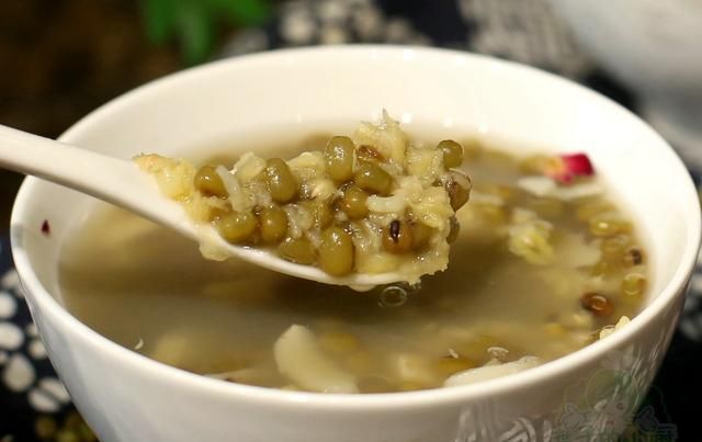 绿豆汤怎么做最好？到底能不能用铁锅？为啥有时候做的发红？