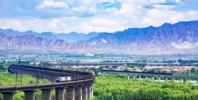 大秦铁路，一条特殊的货运专线。这条铁路向世界各地传播中国温暖