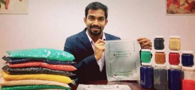 印度小伙发明可以吃的塑料袋，可以泡水喝，埋土里45天能被分解