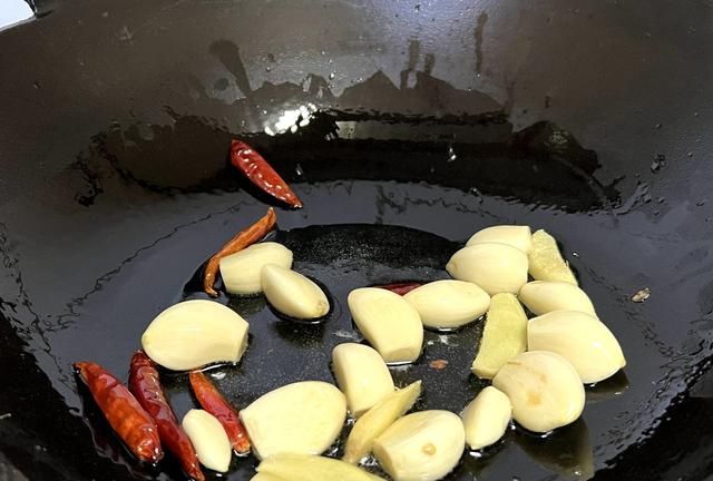最近特馋铁锅炖，外面吃太贵，买只土鸡在家炖，热乎乎一大锅真香