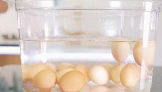 鸡蛋在冰箱里能存放多久？鸡蛋是否新鲜该如何鉴别？涨知识了