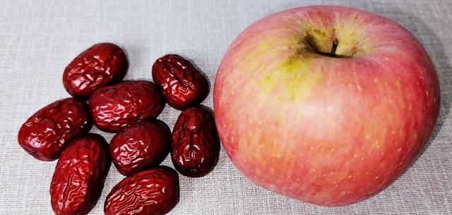 夏天，苹果搭配红枣正适合，每周煮上两回，肠胃舒服气色好