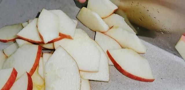 夏天，苹果搭配红枣正适合，每周煮上两回，肠胃舒服气色好