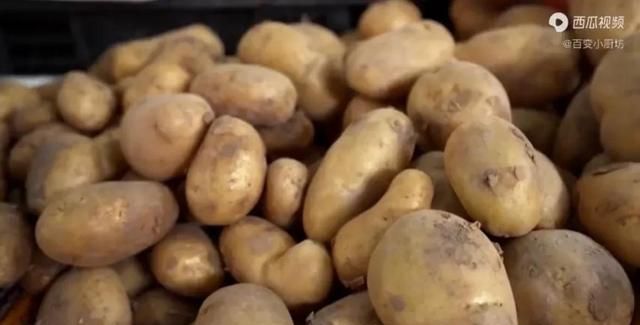 才知道，原来保存土豆这么简单，放一年不发芽不变绿，方法真厉害