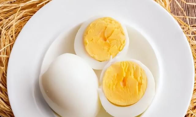 煮鸡蛋，用冷水还是开水？牢记4个技巧，鸡蛋又香又嫩，蛋壳好剥