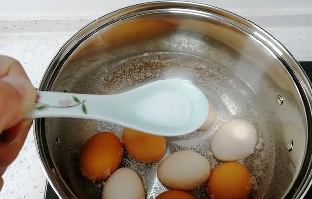 煮鸡蛋，用冷水还是开水？牢记4个技巧，鸡蛋又香又嫩，蛋壳好剥