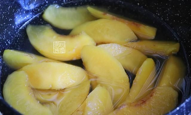 自制黄桃罐头煮和蒸之前，都不能少了这一步，怪不得桃肉酸坏得快