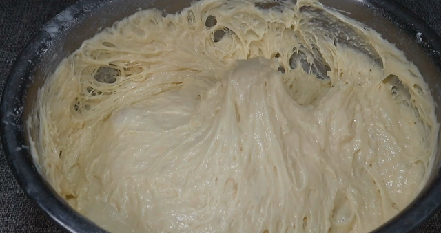 一碗面粉就能做发糕，手不沾面，一搅一蒸就出锅，松软香甜不粘牙