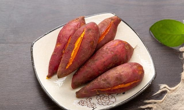 蒸红薯时，直接上锅蒸就错了，牢记4点技巧，红薯熟得快，更香甜