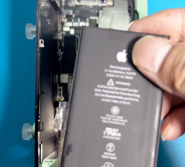苹果12更换电池，打入新的原厂防水胶保证手机出厂时的气...