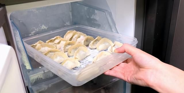包好的饺子，直接放冰箱就错了，这样保存，煮的时候不破皮不粘锅