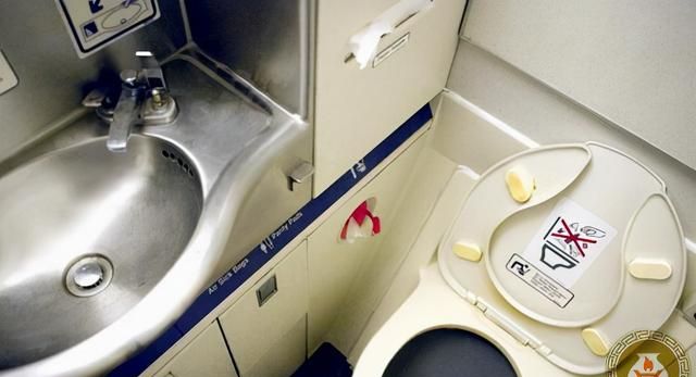 在飞机上如厕，排泄物到哪里去了，真的是直接“空投”吗？