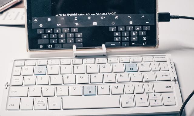 带隐藏支架 平板手机办公伴侣，BOW航世HB199 折叠蓝牙键盘体验