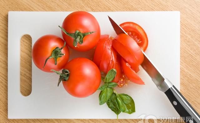 番茄、胡萝卜这些食物不能生吃！说不定你曾经吃过