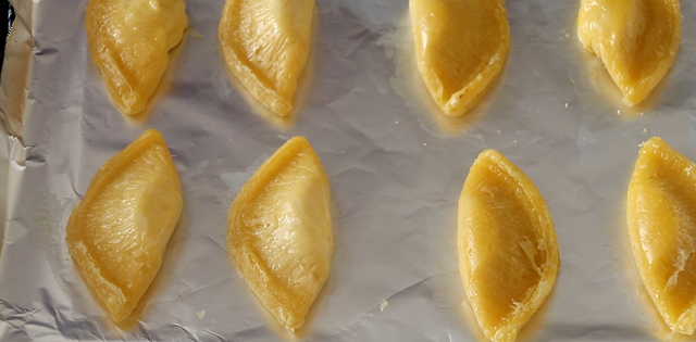 教你做简易版的榴莲酥，金黄酥脆，看着就特别有食欲