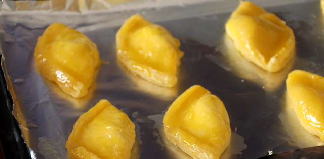 教你做简易版的榴莲酥，金黄酥脆，看着就特别有食欲