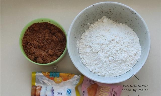 半斤面粉1两红糖，不用酵母，教你做独家红糖发糕，个个开花暄软