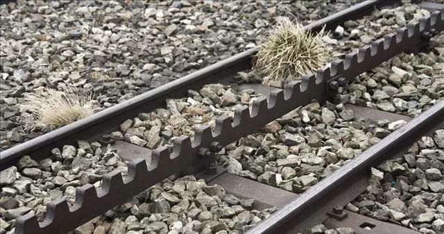 火车的铁轨下面为什么要铺上碎石子有什么作用