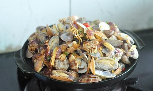 7块钱1斤的蛤蜊，是秋补佳品！简单一焖肉香汤鲜，男人尤其要多吃
