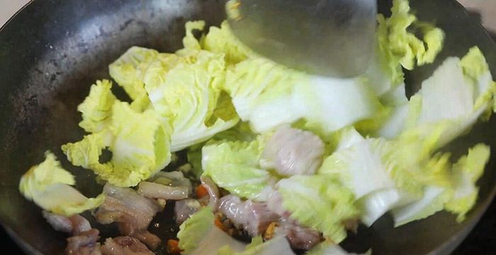木耳炒白菜怎么做好吃，东北木耳炒白菜片的做法？图7