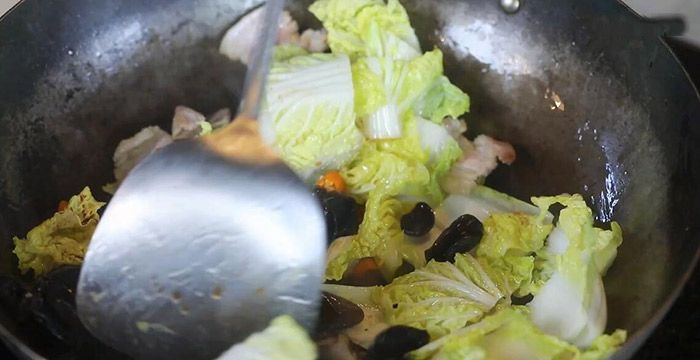 木耳炒白菜怎么做好吃，东北木耳炒白菜片的做法？图8