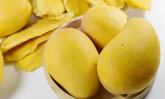 夏天，这些芒果都熟了比肉好吃，有钱就多买几斤吧，享受甜蜜风味