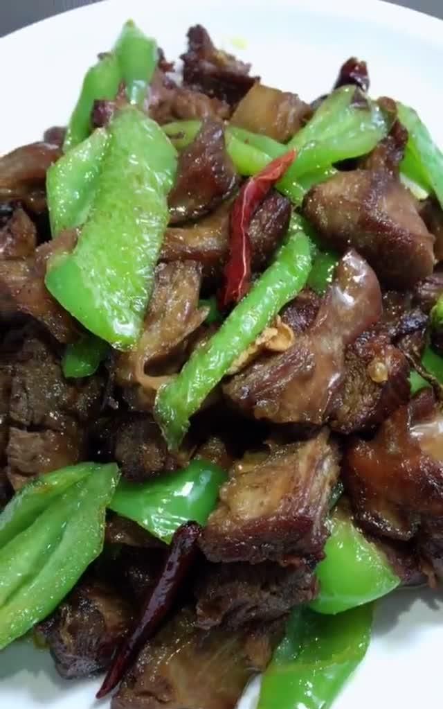 罗汉肉炒尖椒，猪身上最好吃的部位，带筋又带肉怎么吃都不腻