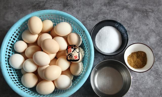 “煮料水”腌鸡蛋太咸！教你新方法，只需2步，腌出出沙流油蛋