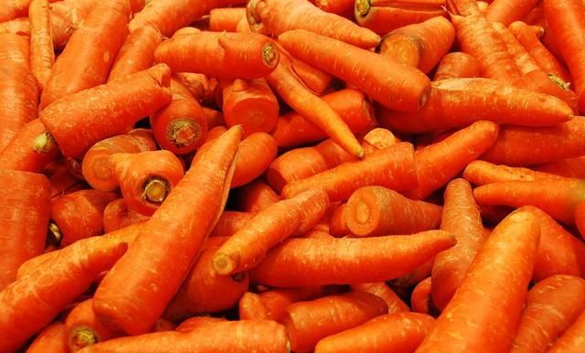 为啥我家的胡萝卜心儿是绿色的今天一切胡萝卜，发现心儿是绿色的，不知道还能不能吃啊