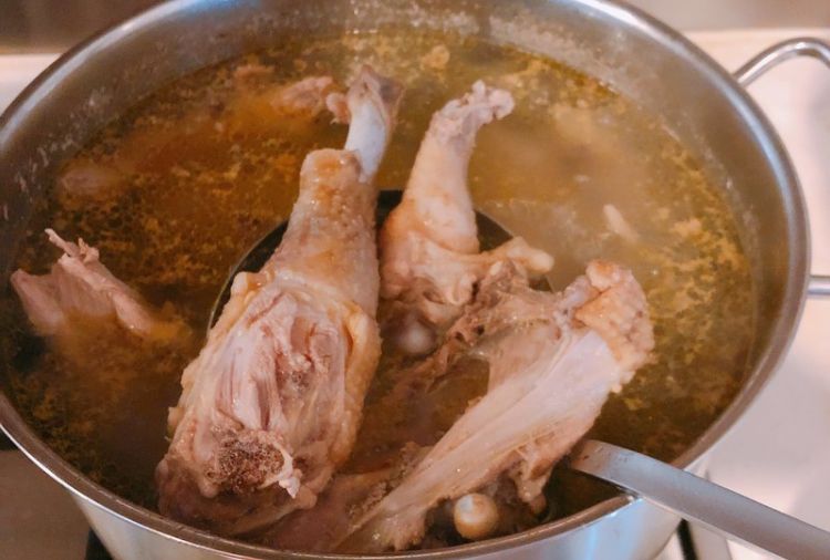 家常清炖鸡汤详细步骤，清炖土鸡汤的正确方法不用砂锅？图2