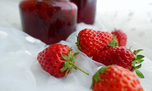 在家里做草莓酱，不用担心防腐剂，零添加，好吃又健康