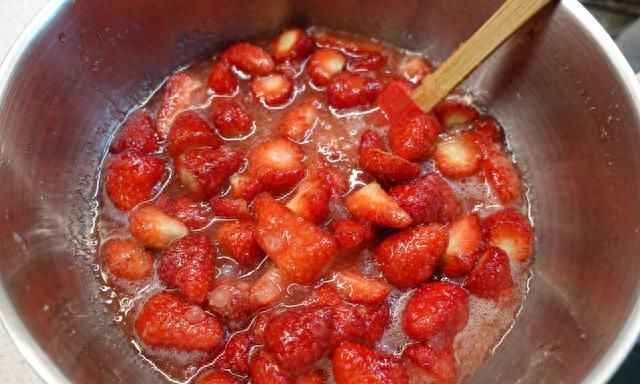 在家里做草莓酱，不用担心防腐剂，零添加，好吃又健康