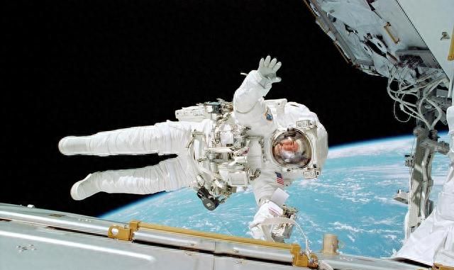 宇航员有三怕！万一空间站出了事，能从太空跳伞回到地球吗？