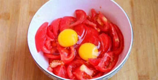 菜市场里发青的西红柿能不能买？如果还没成熟，生吃熟吃都不建议